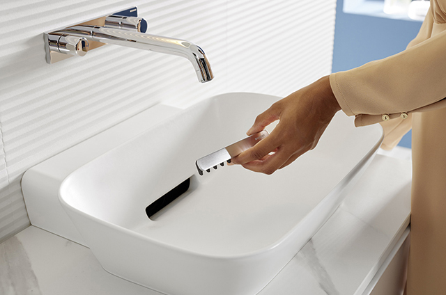 The magnetically attached cover and comb insert in the Geberit ONE washbasin.